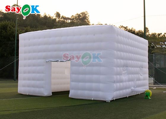 Draagbare opblaasbare witte tent voor camping evenementen buiten avonturen