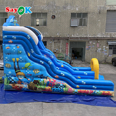 Commerciële opblaasbare waterslider voor buitenspelletjes Grote opblaasbare glijbaan met afneembare waterslider voor kinderen