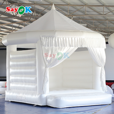 Op maat gemaakte witte opblaasbare springkasteel voor een bruiloftsfeest in de buitenlucht
